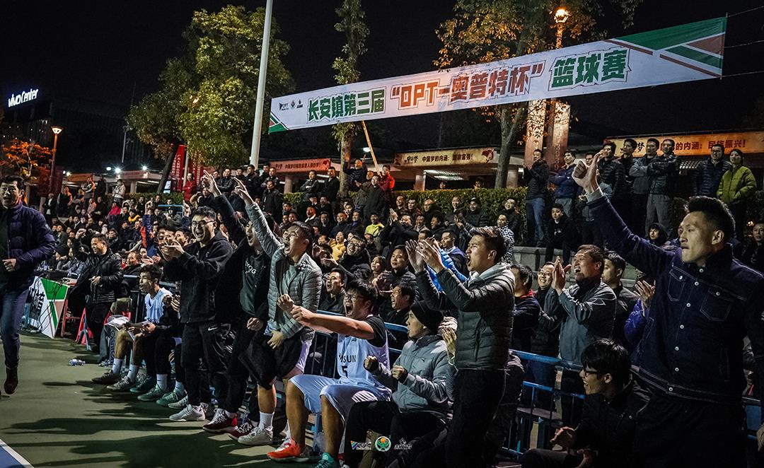 球场边周到的观多